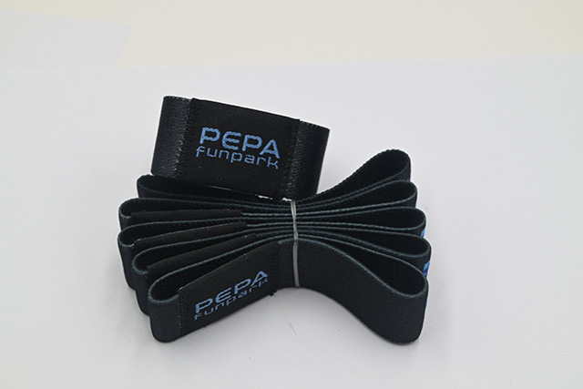 與條形碼掃描類似，RFID腕帶電子標(biāo)簽有一套完整的使用系統(tǒng)